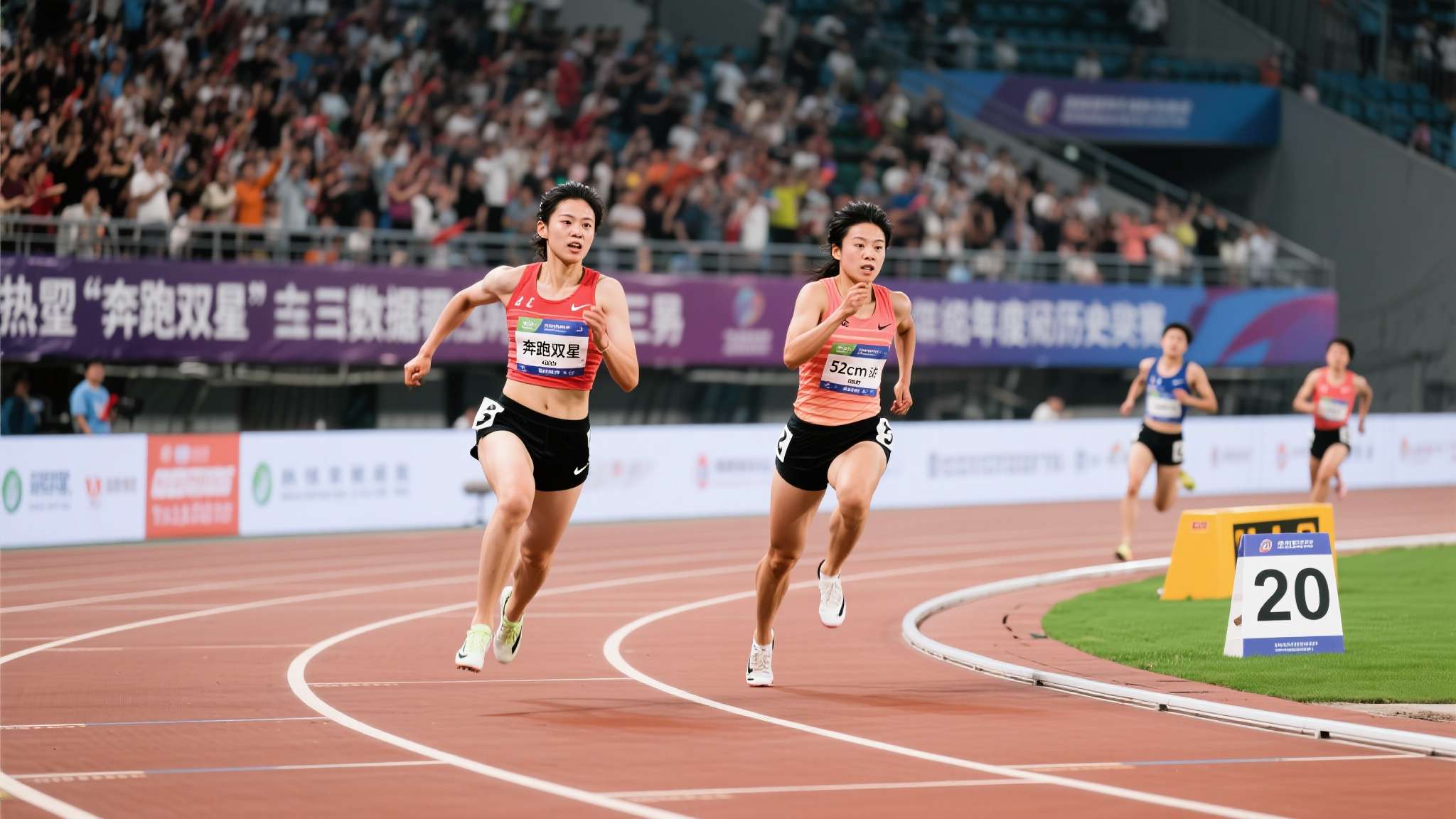 令人瞩目的“奔跑双星”对决成为全场焦点。进入最后200米时，李晴采取积极领跑战术